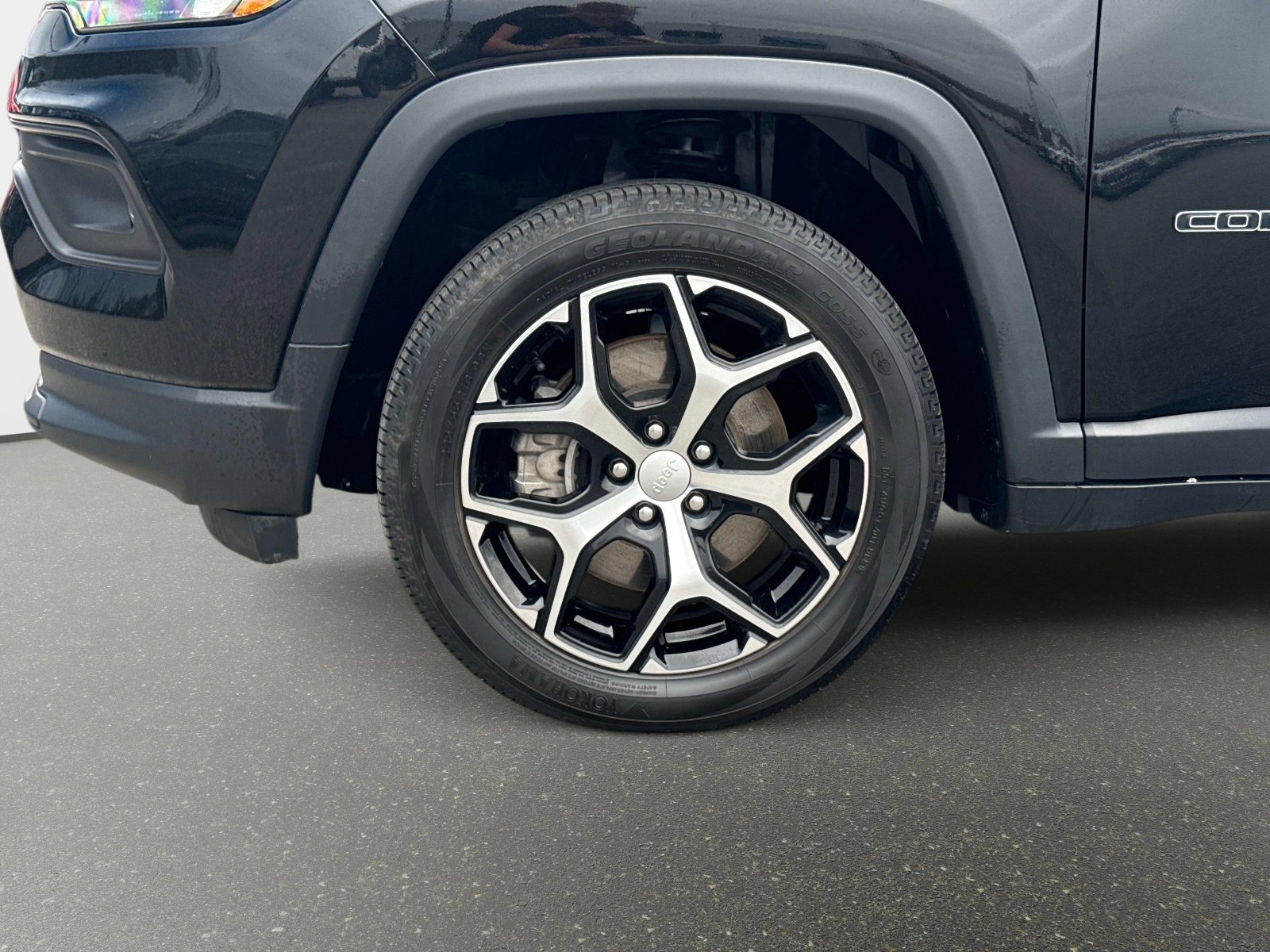 Used 2024 Jeep Compass Latitude image 11