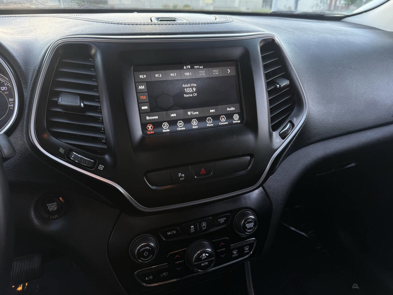 Used 2019 Jeep Cherokee Latitude Plus image 12
