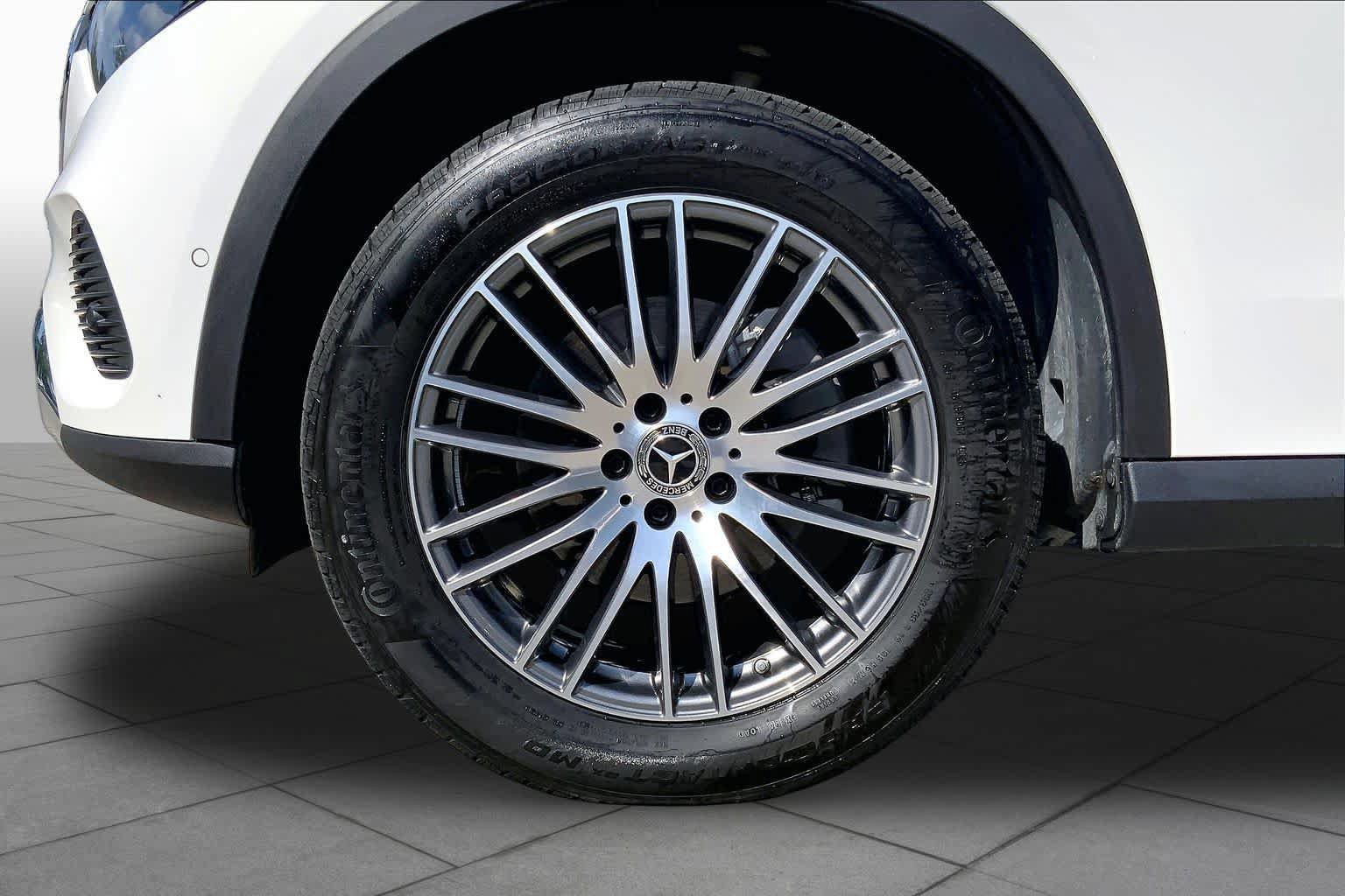 Used 2025 Mercedes-Benz GLC 300 4MATIC image 11