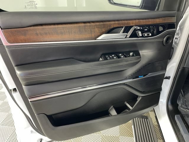Used 2023 Jeep Grand Wagoneer 4WD w/ Flexible Seating Group image 15