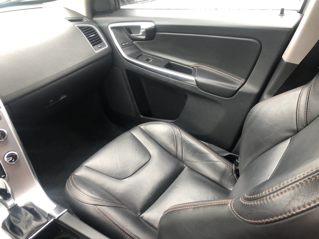 Used 2017 Volvo XC60 T5 Dynamic w/ Preferred Option Package image 14