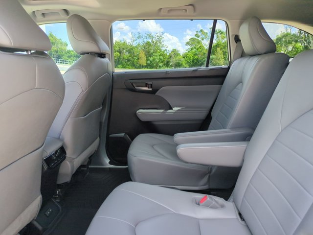 Used 2023 Toyota Highlander XLE FWD image 18
