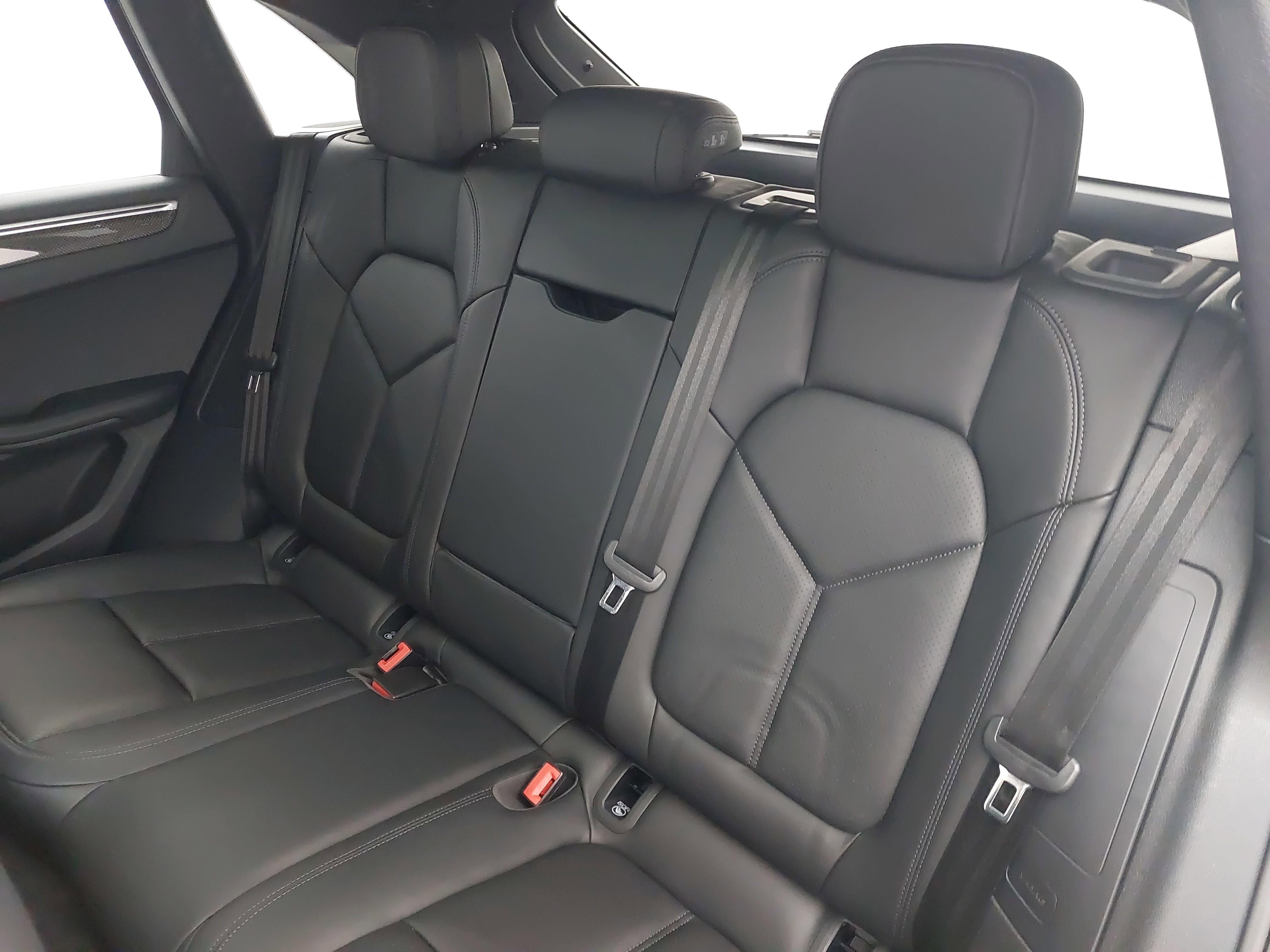 Certified 2022 Porsche Macan image 16