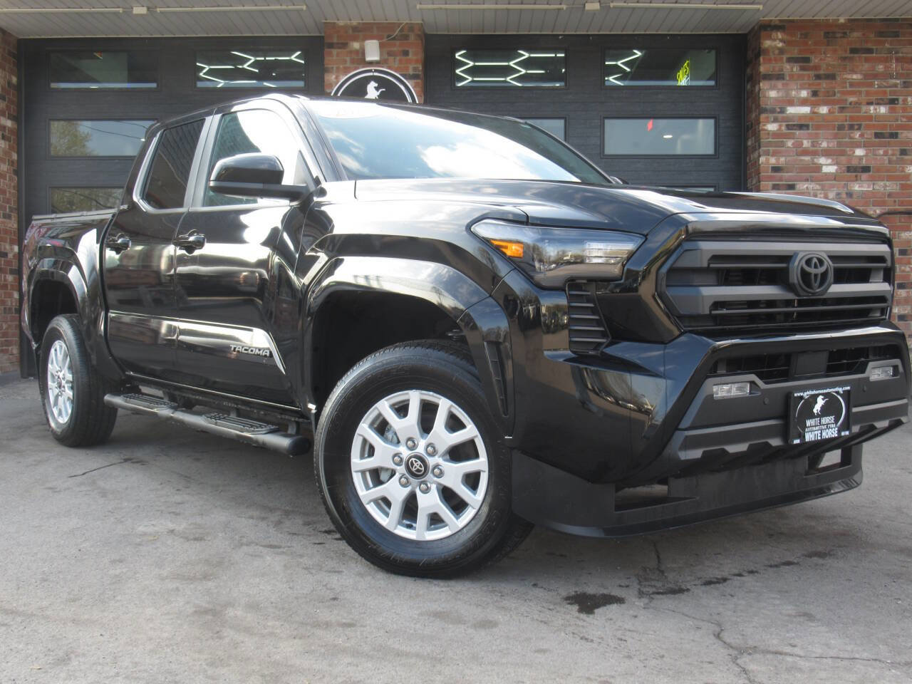 Used 2024 Toyota Tacoma SR5 AWD/4WD image 1