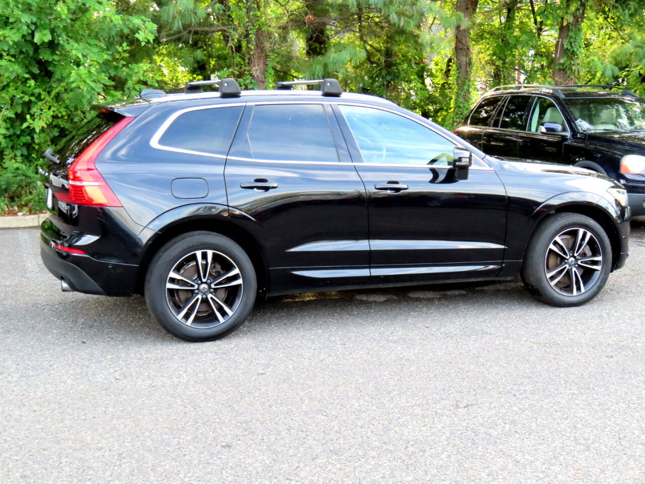 Used 2018 Volvo XC60 T6 Momentum w/ Convenience Package image 4