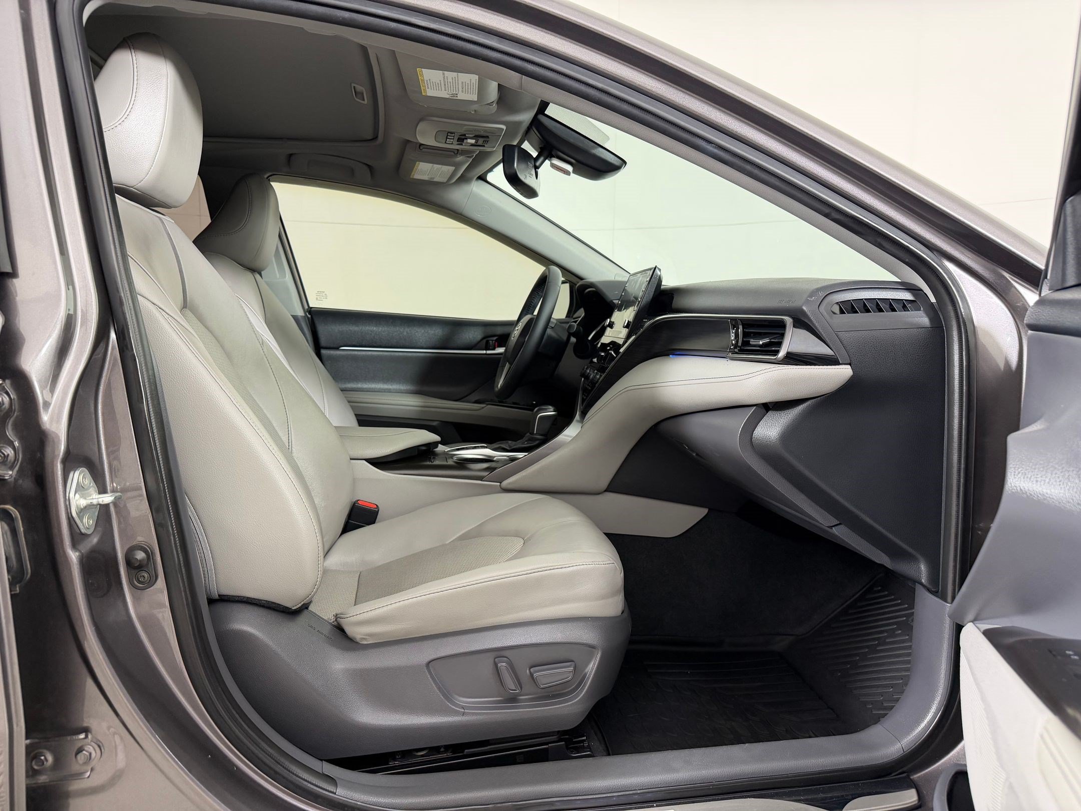 Used 2021 Toyota Camry XLE w/ Navigation Upgrade Package FWD image 26