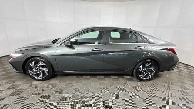 Used 2025 Hyundai Elantra Limited FWD image 6