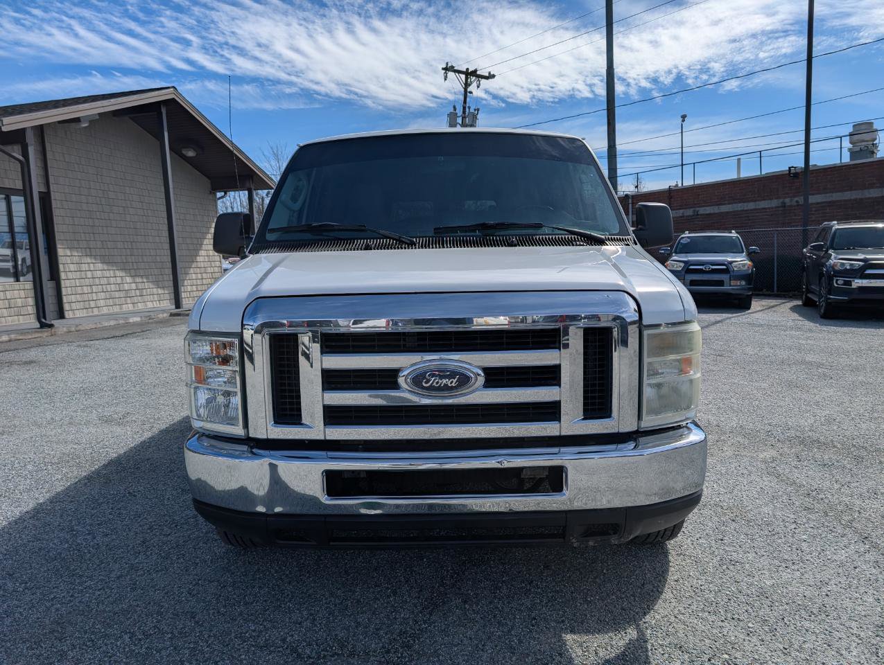 Used 2011 Ford E-350 and Econoline 350 XLT image 2