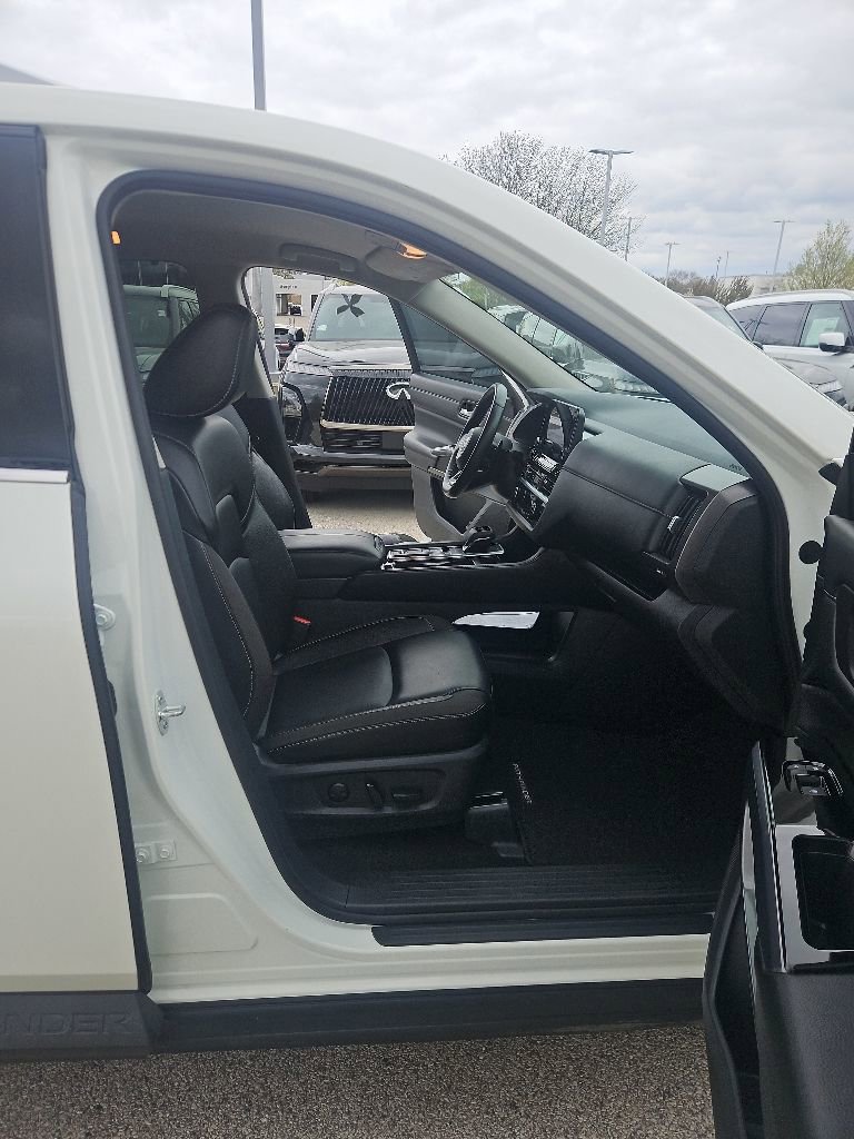 Used 2024 Nissan Pathfinder SL w/ Black Appearance Package FWD image 19