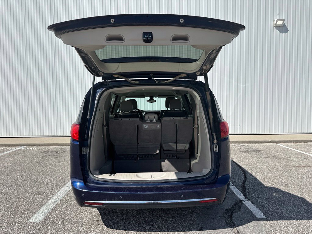 Used 2017 Chrysler Pacifica Touring-L FWD image 21