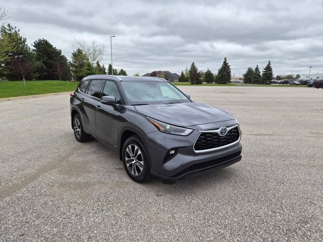 Used 2022 Toyota Highlander XLE AWD/4WD image 3