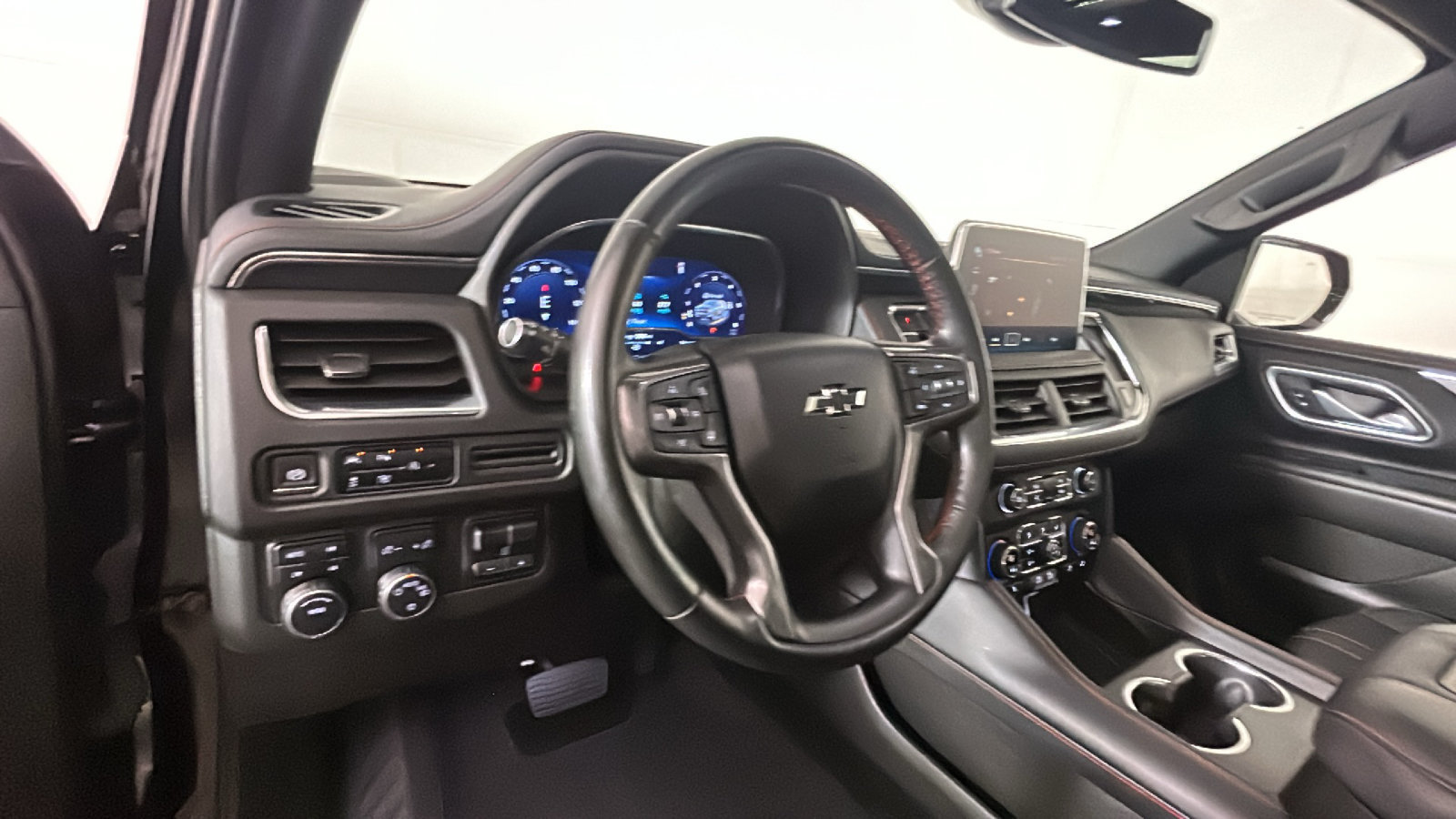 Used 2024 Chevrolet Suburban RST w/ Luxury Package AWD/4WD image 17