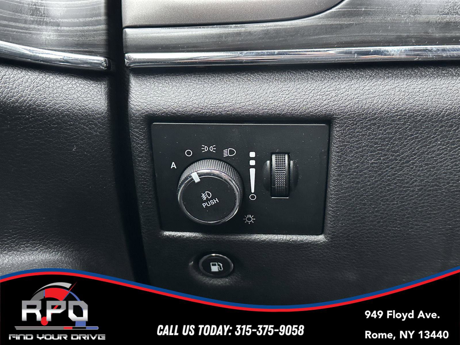 Used 2019 Jeep Grand Cherokee Limited w/ Luxury Group II image 26