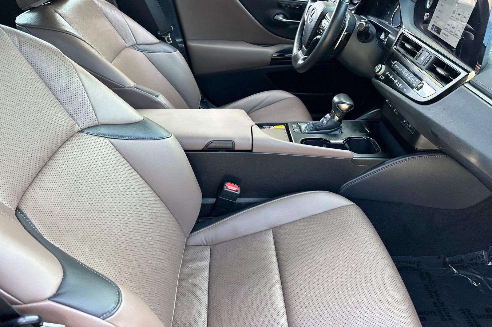 Used 2025 Lexus ES 300h w/ Premium Package image 32