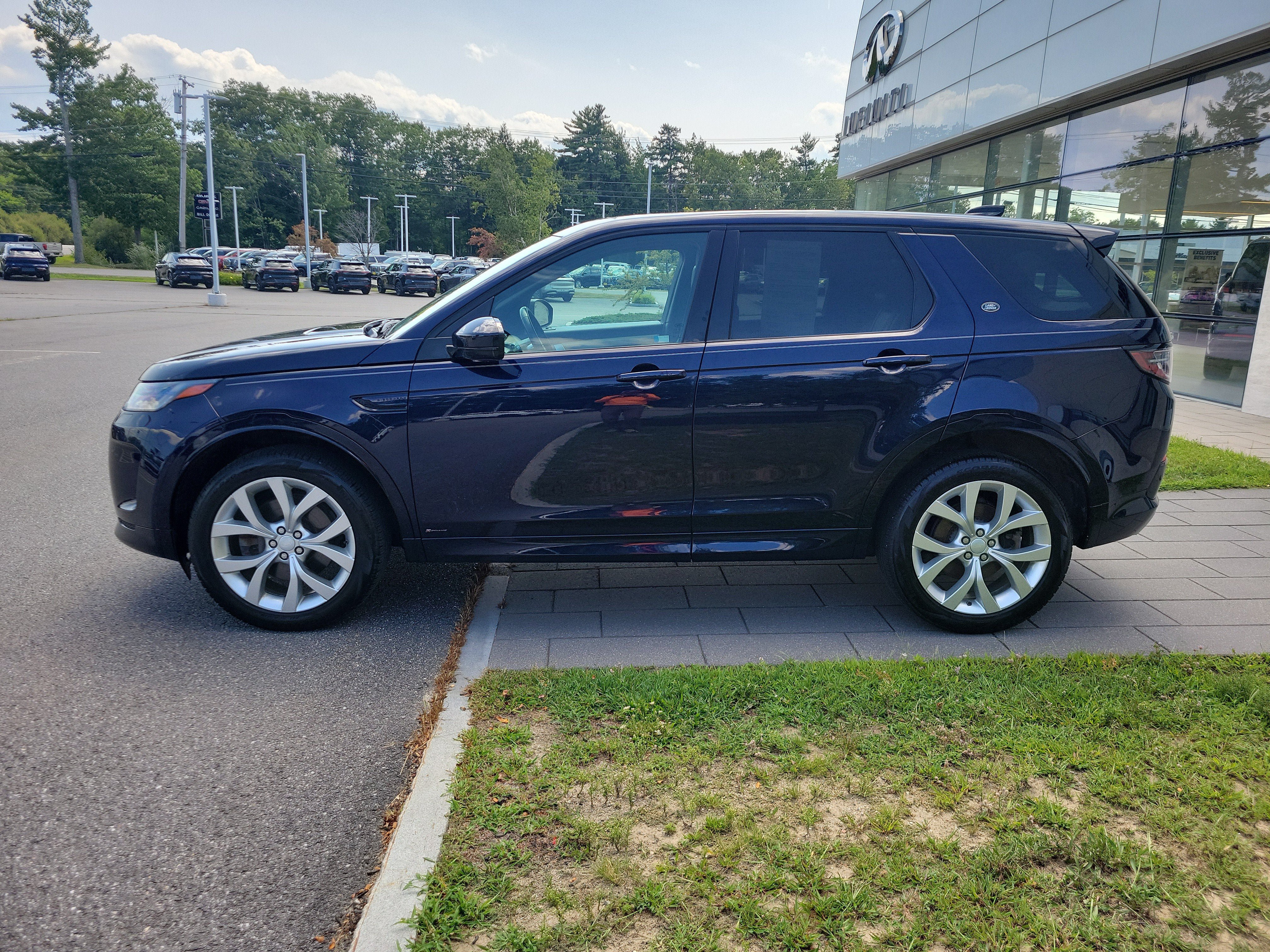 Used 2020 Land Rover Discovery Sport HSE R-Dynamic AWD/4WD image 2