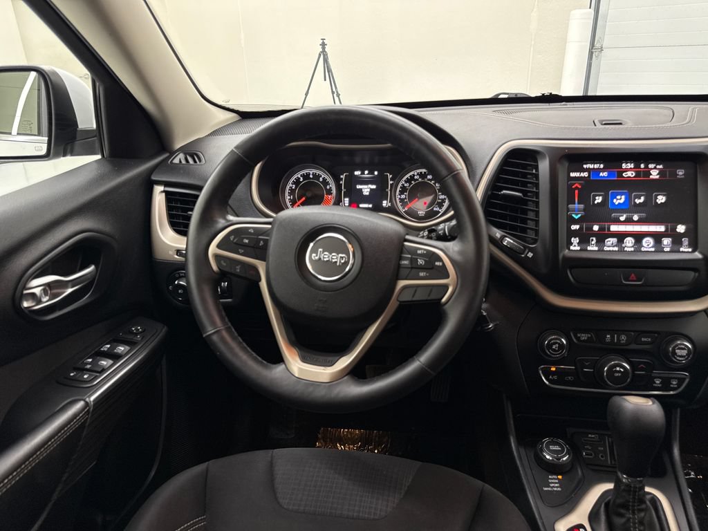 Used 2015 Jeep Cherokee Latitude w/ Cold Weather Group AWD/4WD image 14