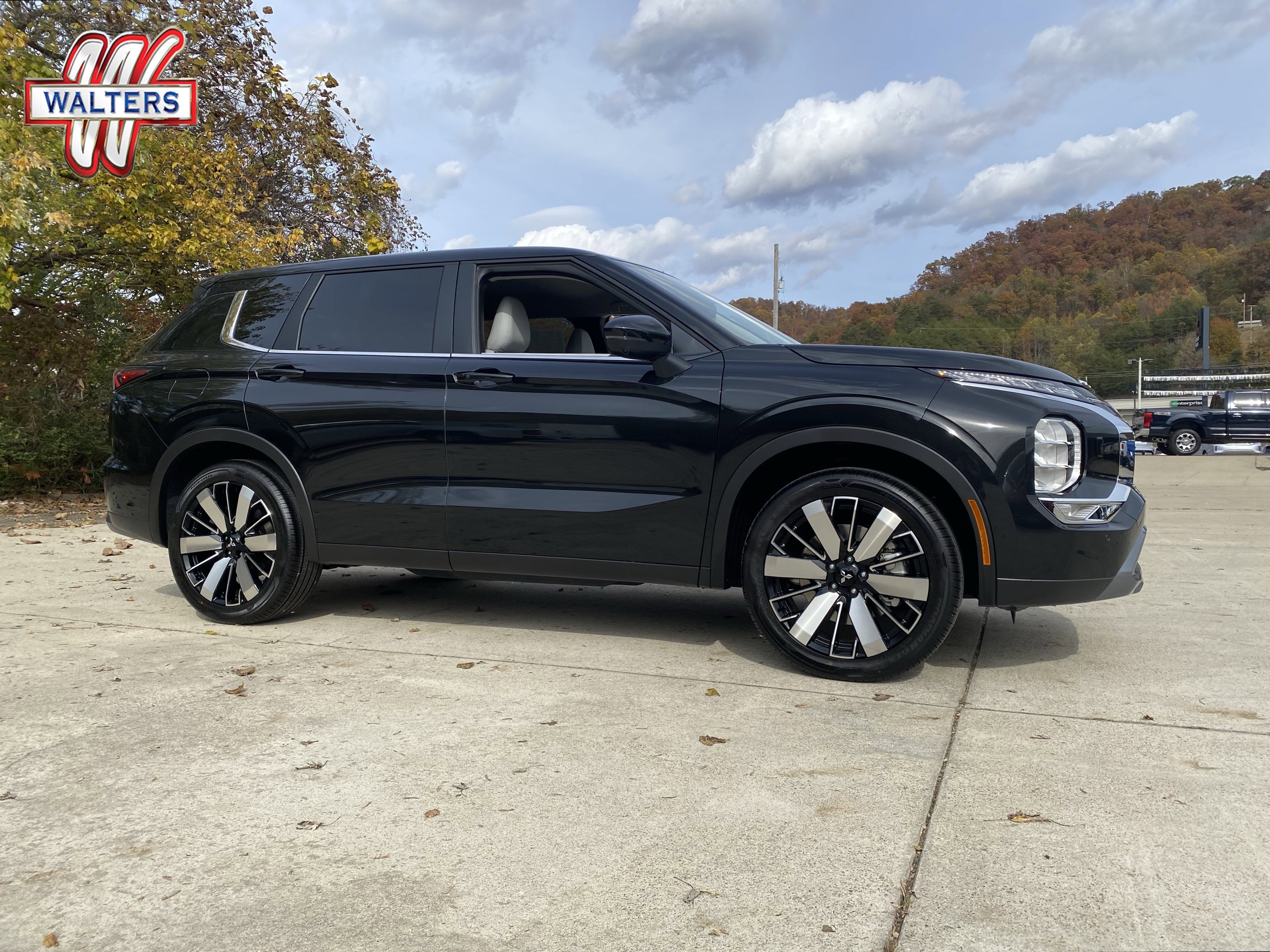 New 2025 Mitsubishi Outlander SE