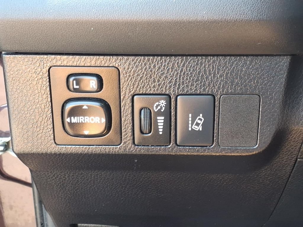 Used 2018 Toyota RAV4 LE FWD image 13