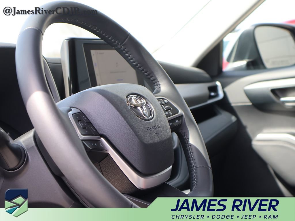 Used 2025 Toyota Highlander XLE image 26