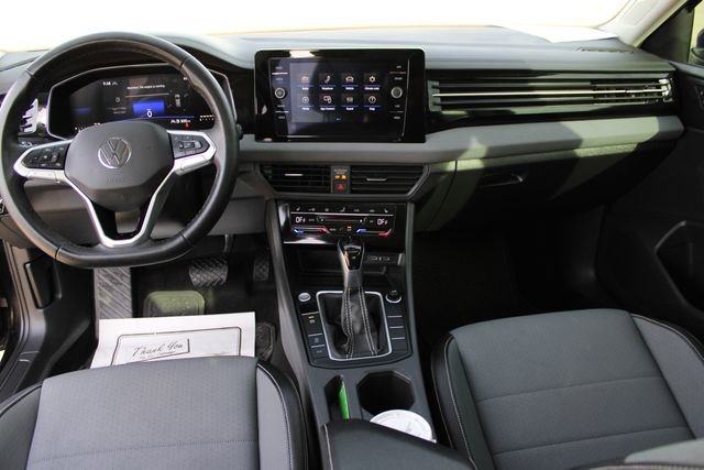 Used 2025 Volkswagen Jetta SE w/ Sunroof Package image 24