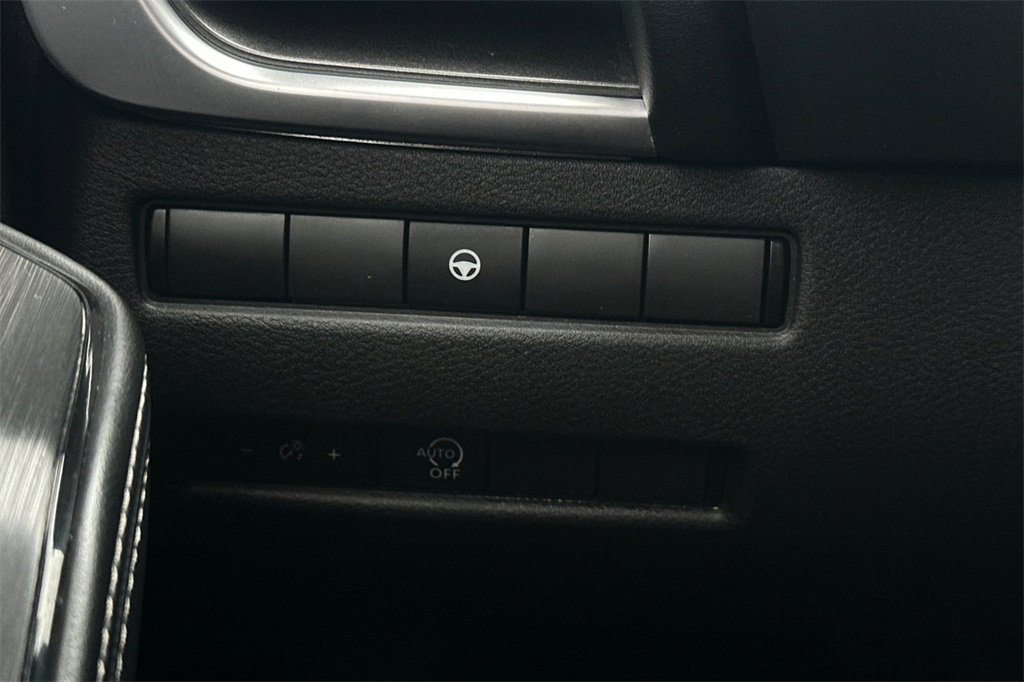 Used 2023 Nissan Rogue SV image 30