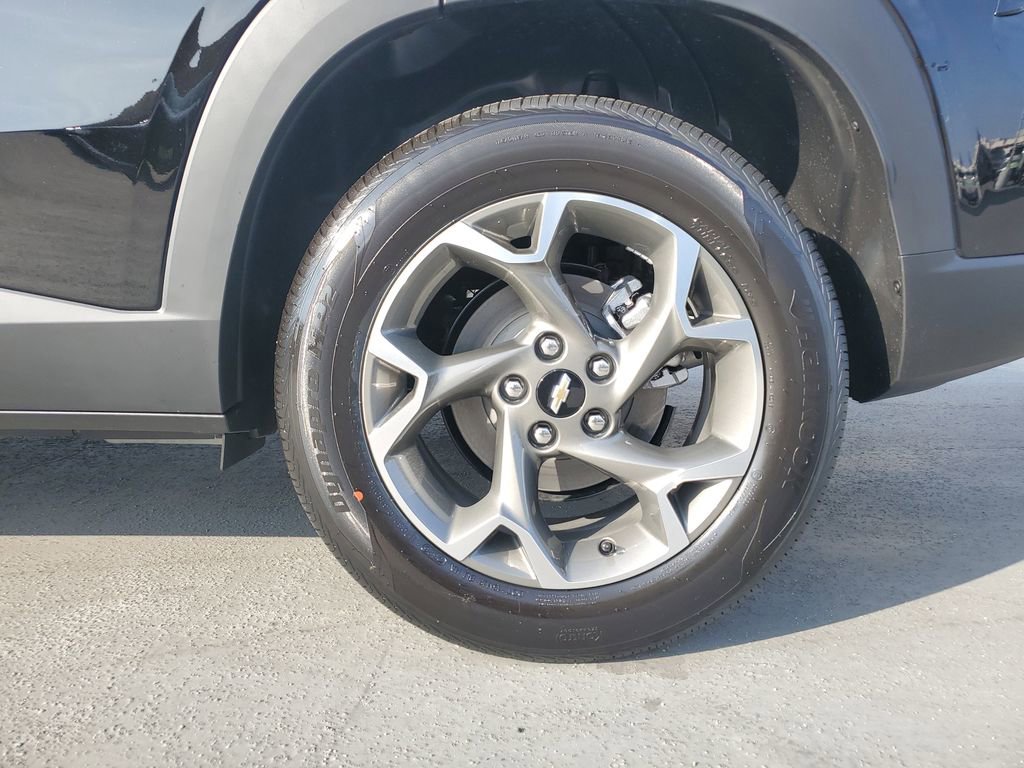 New 2026 Chevrolet Trax LT w/ Driver Confidence Package image 2