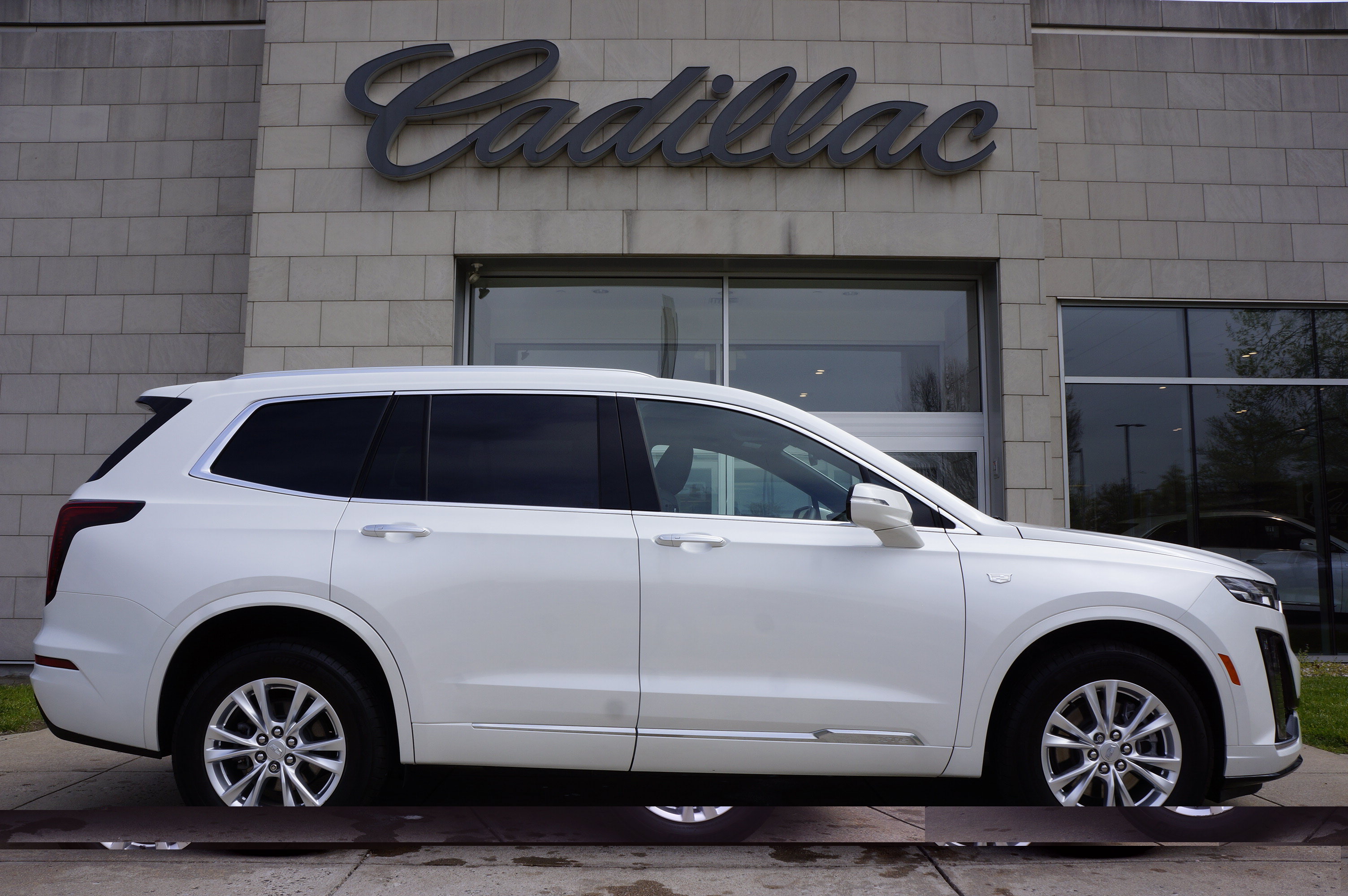Used 2025 Cadillac XT6 Luxury AWD/4WD image 3