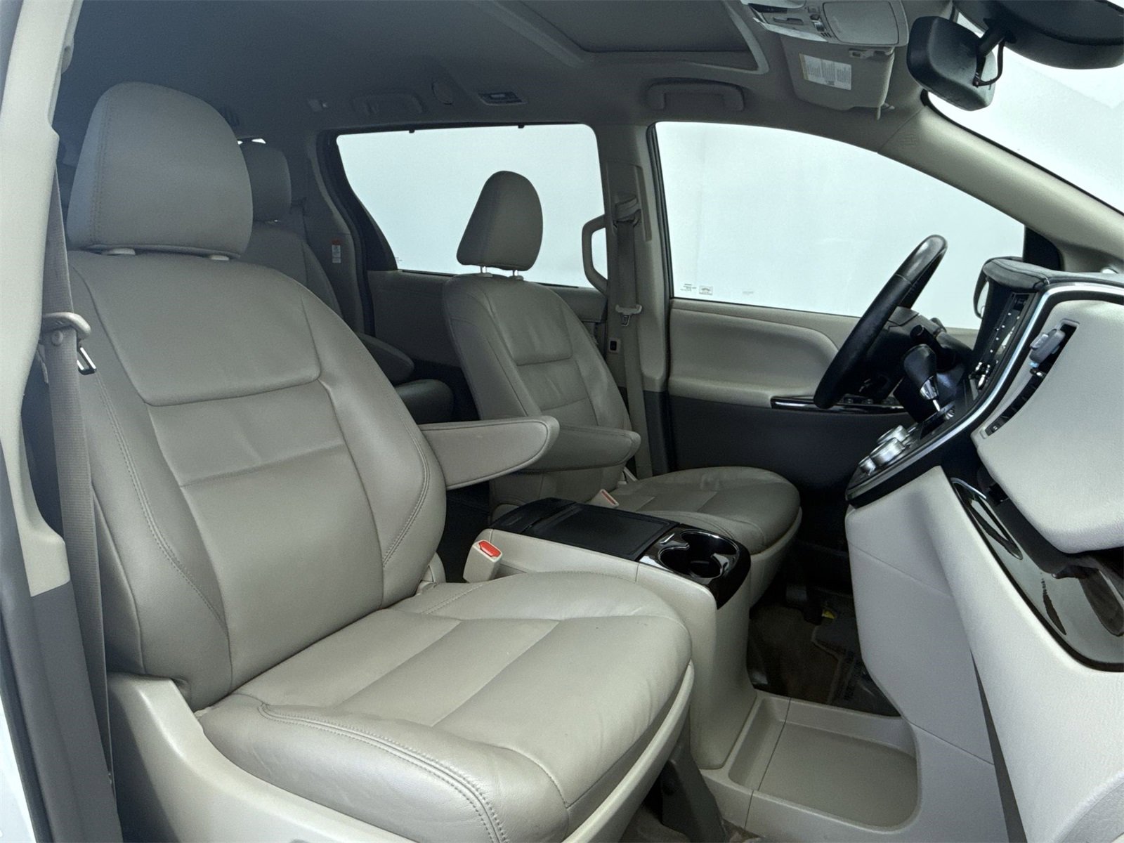 Used 2018 Toyota Sienna XLE w/ XLE Navigation Package image 13