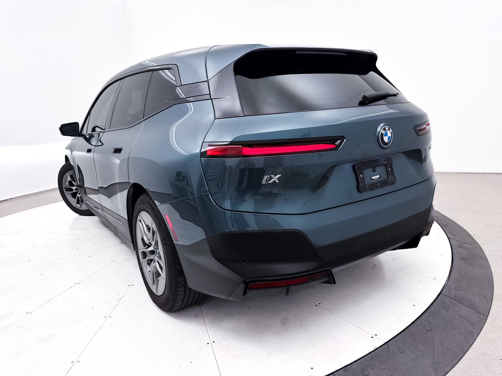 Used 2022 BMW iX xDrive50 w/ Premium Package image 9