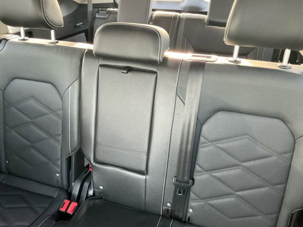 Used 2025 Volkswagen Atlas SE image 13