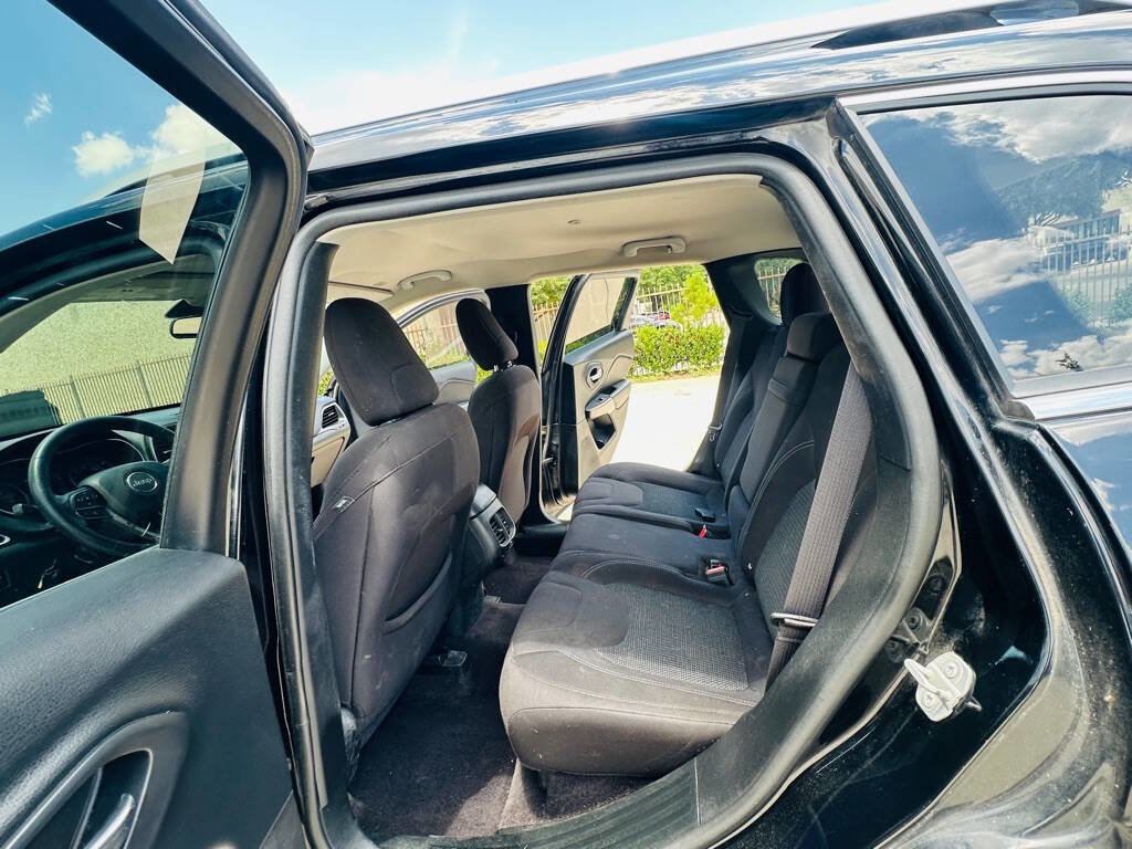 Used 2019 Jeep Cherokee Latitude w/ Popular Appearance Group FWD image 16