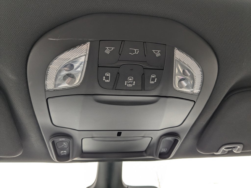 Used 2025 Chrysler Pacifica Limited FWD image 29