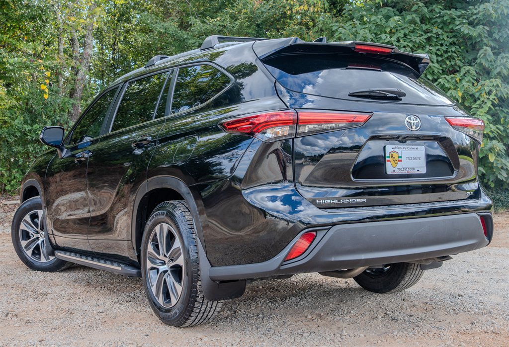 Used 2023 Toyota Highlander XLE FWD image 7