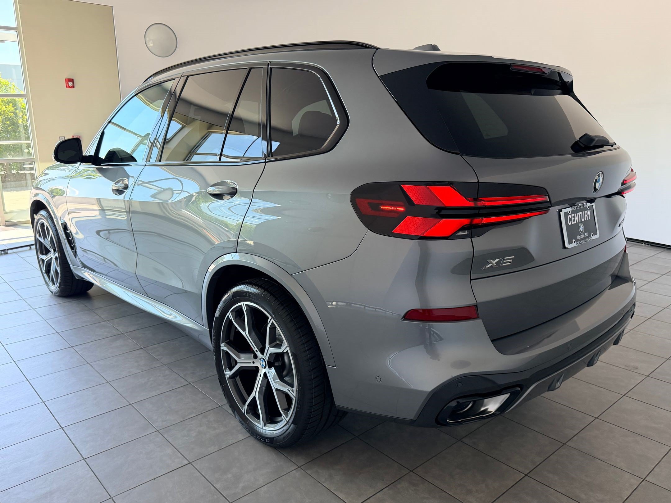 New 2026 BMW X5 xDrive40i w/ M Sport Package AWD/4WD image 3