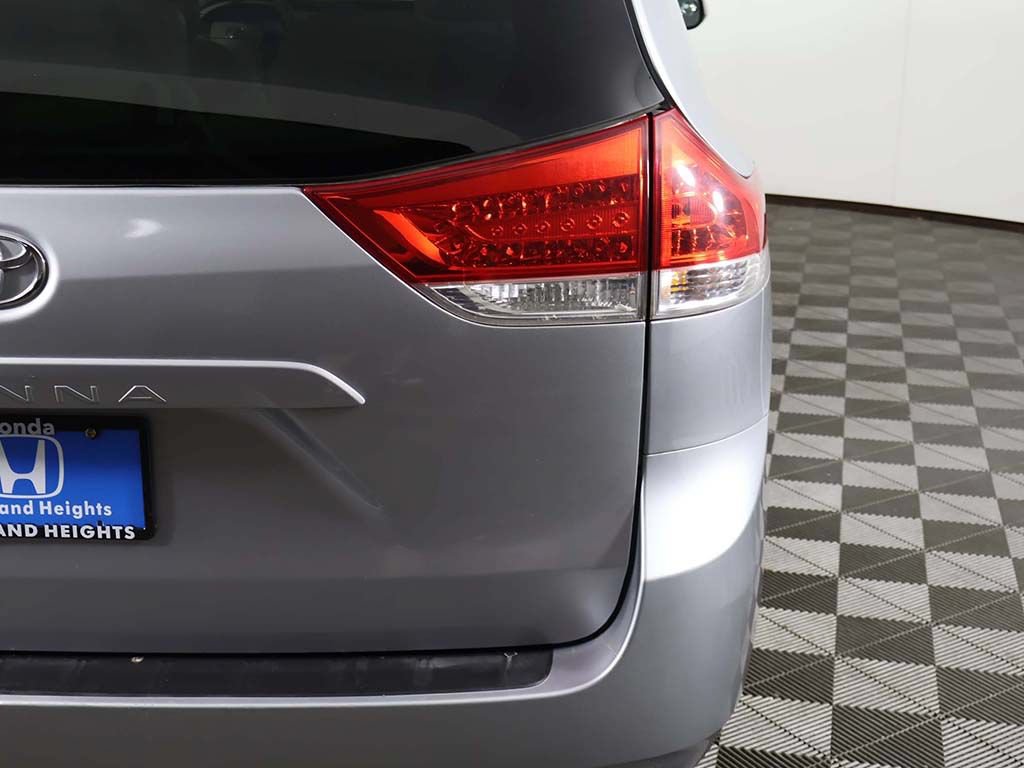 Used 2011 Toyota Sienna LE w/ Towing Pkg FWD image 13