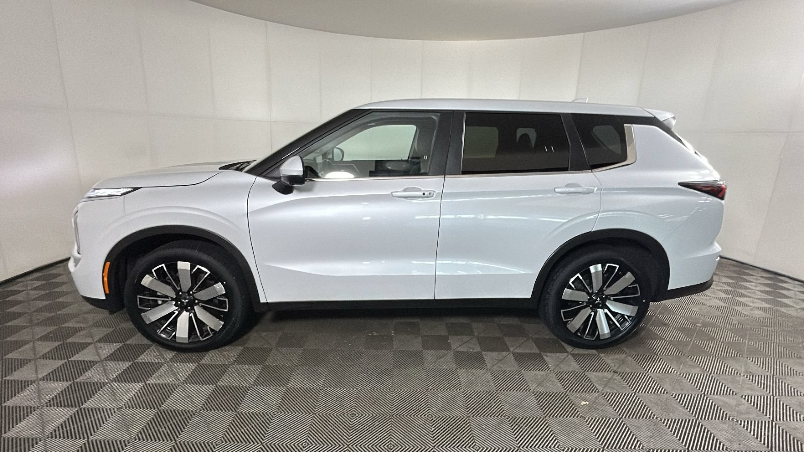 Used 2025 Mitsubishi Outlander SE AWD/4WD image 5