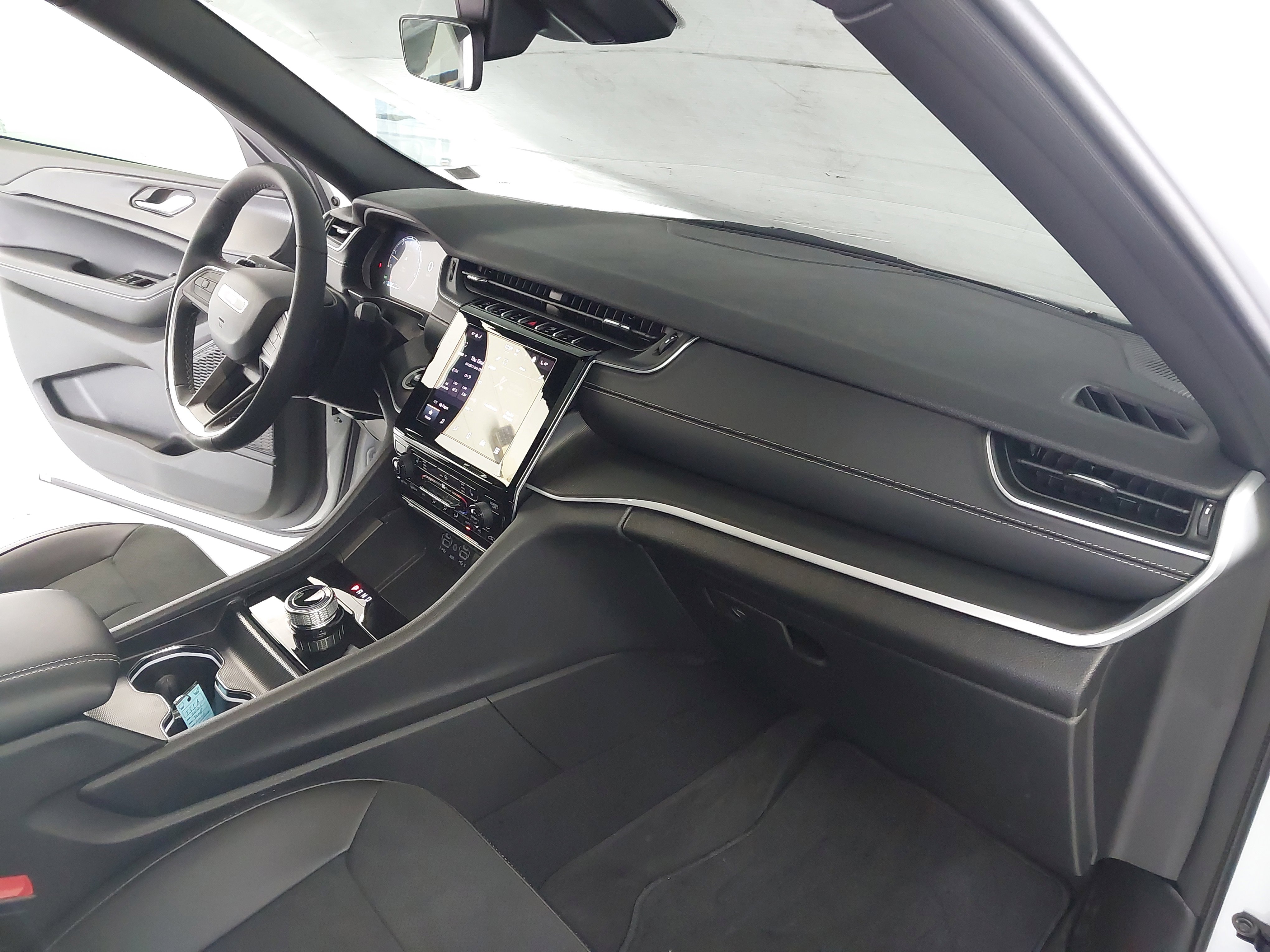 Used 2025 Jeep Grand Cherokee L Laredo image 29