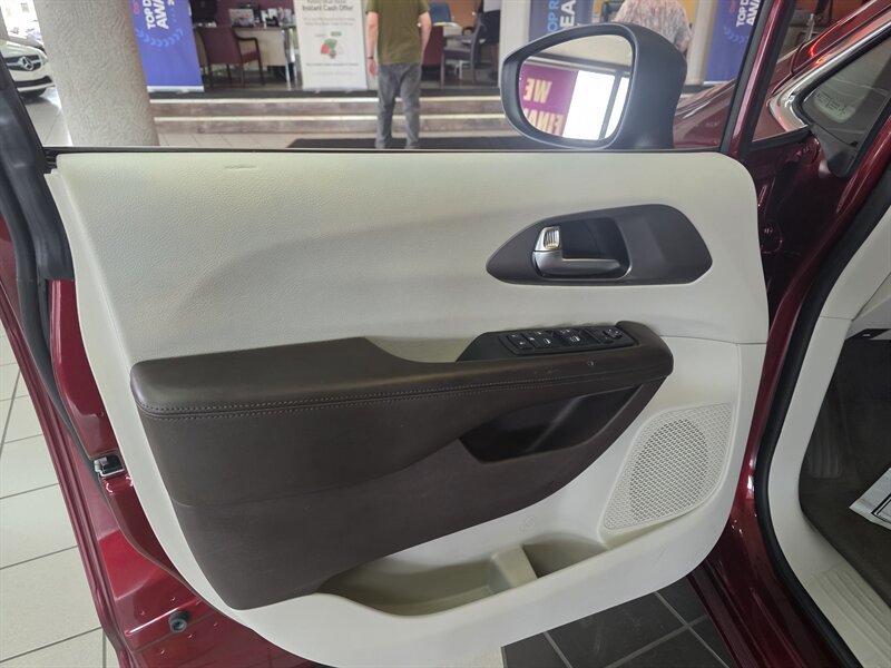 Used 2021 Chrysler Voyager LX FWD image 9