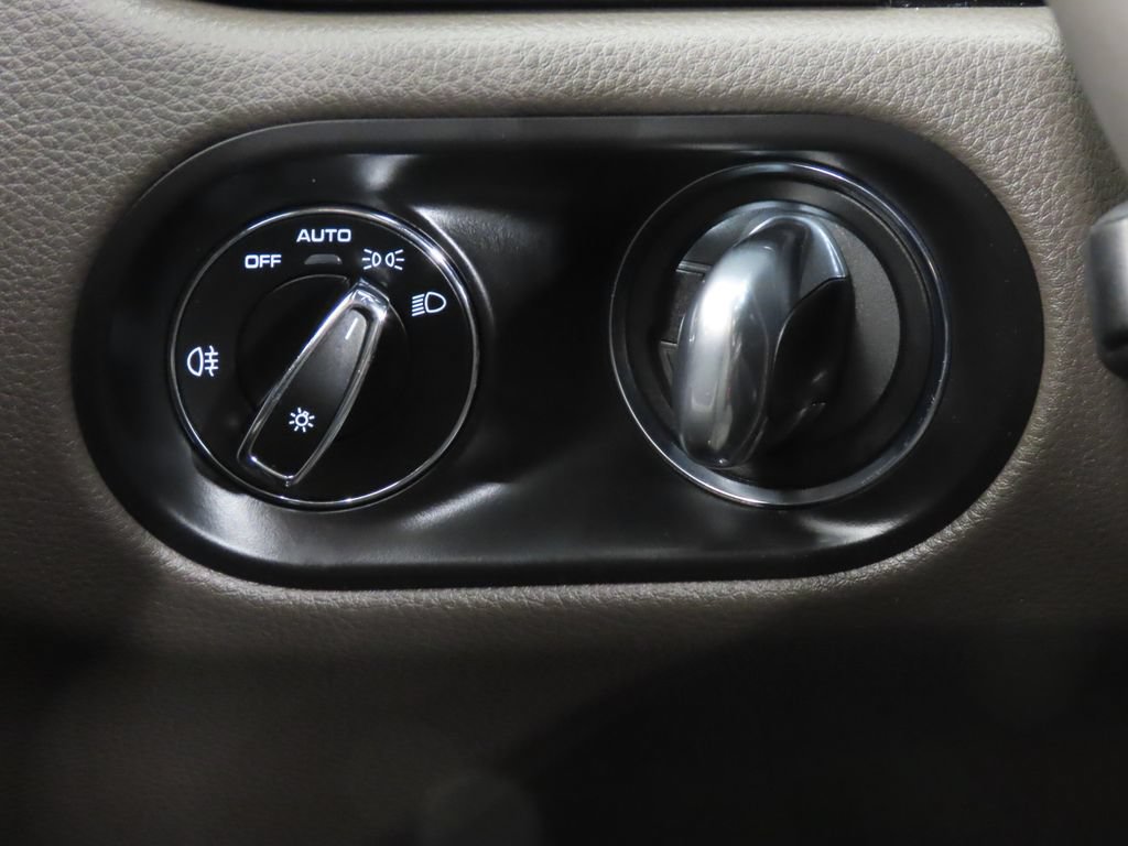 Certified 2026 Porsche Macan AWD/4WD image 23
