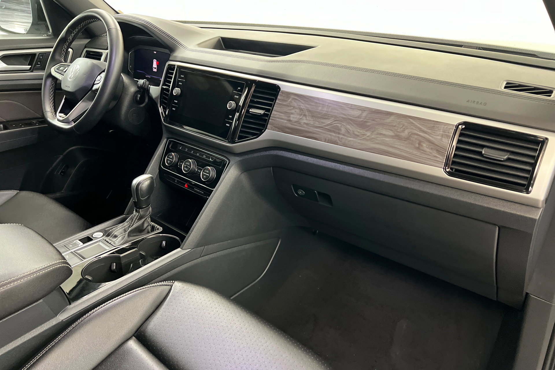 Used 2023 Volkswagen Atlas Cross Sport SE image 25