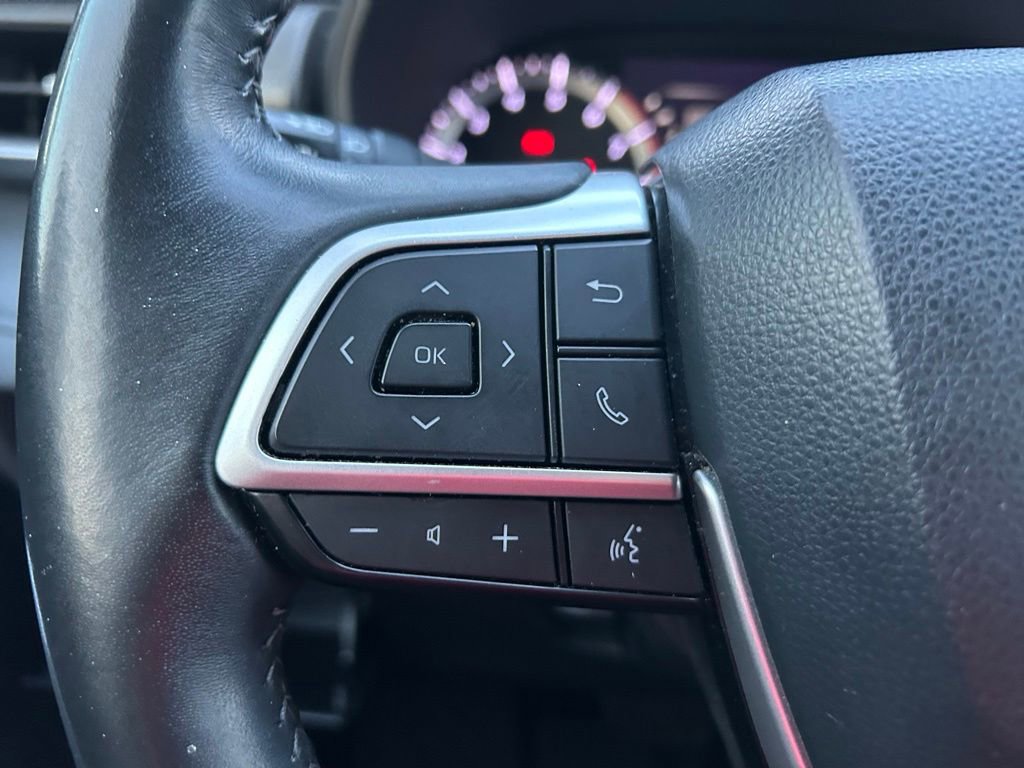 Used 2023 Toyota Highlander LE FWD image 22