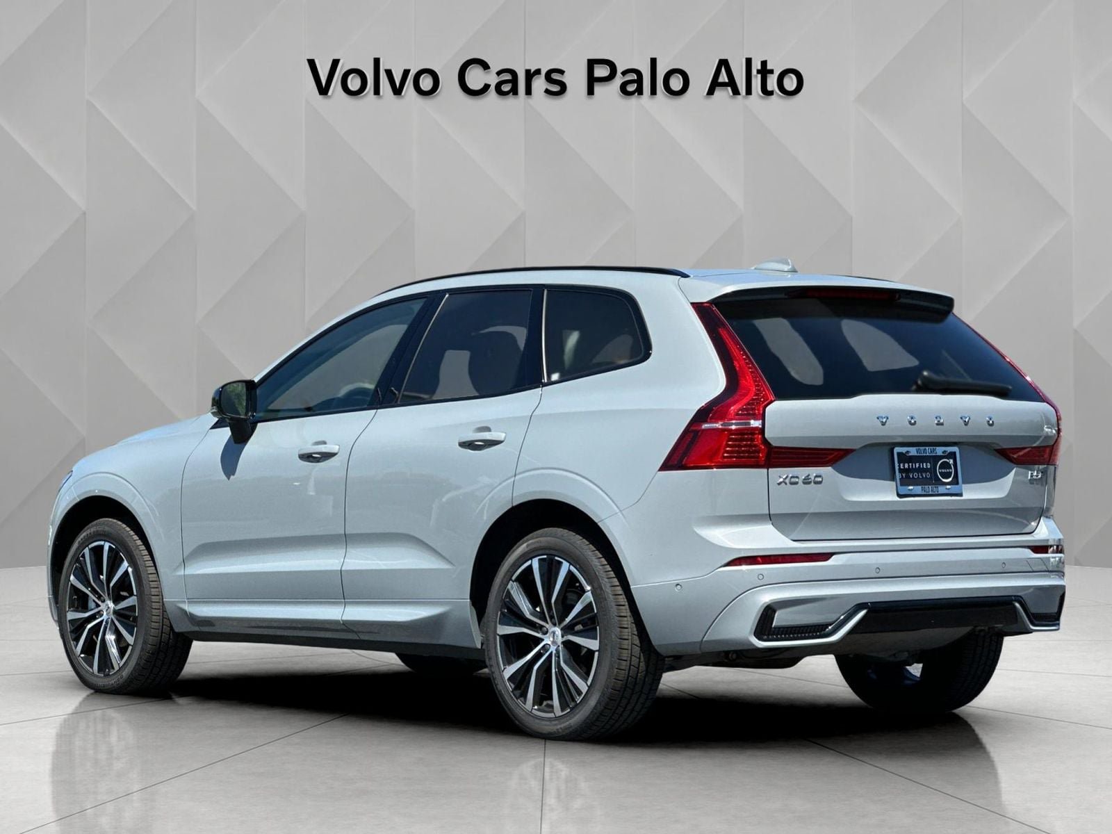Certified 2025 Volvo XC60 B5 Plus AWD/4WD image 9