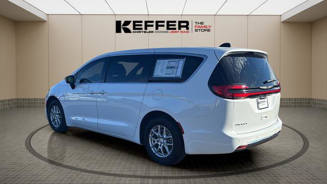 New 2026 Chrysler Pacifica Select image 3