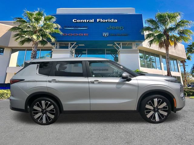 Used 2025 Mitsubishi Outlander SE FWD image 4