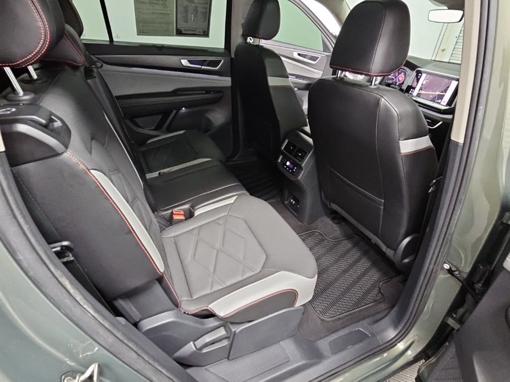 Used 2024 Volkswagen Atlas Peak Edition SEL AWD/4WD image 36