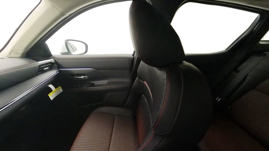 New 2025 Nissan Kicks SR image 18