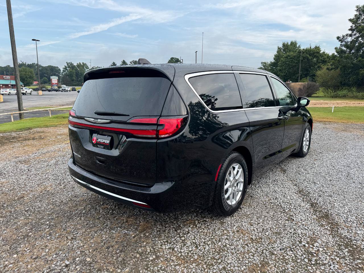 Used 2023 Chrysler Pacifica Touring FWD image 3