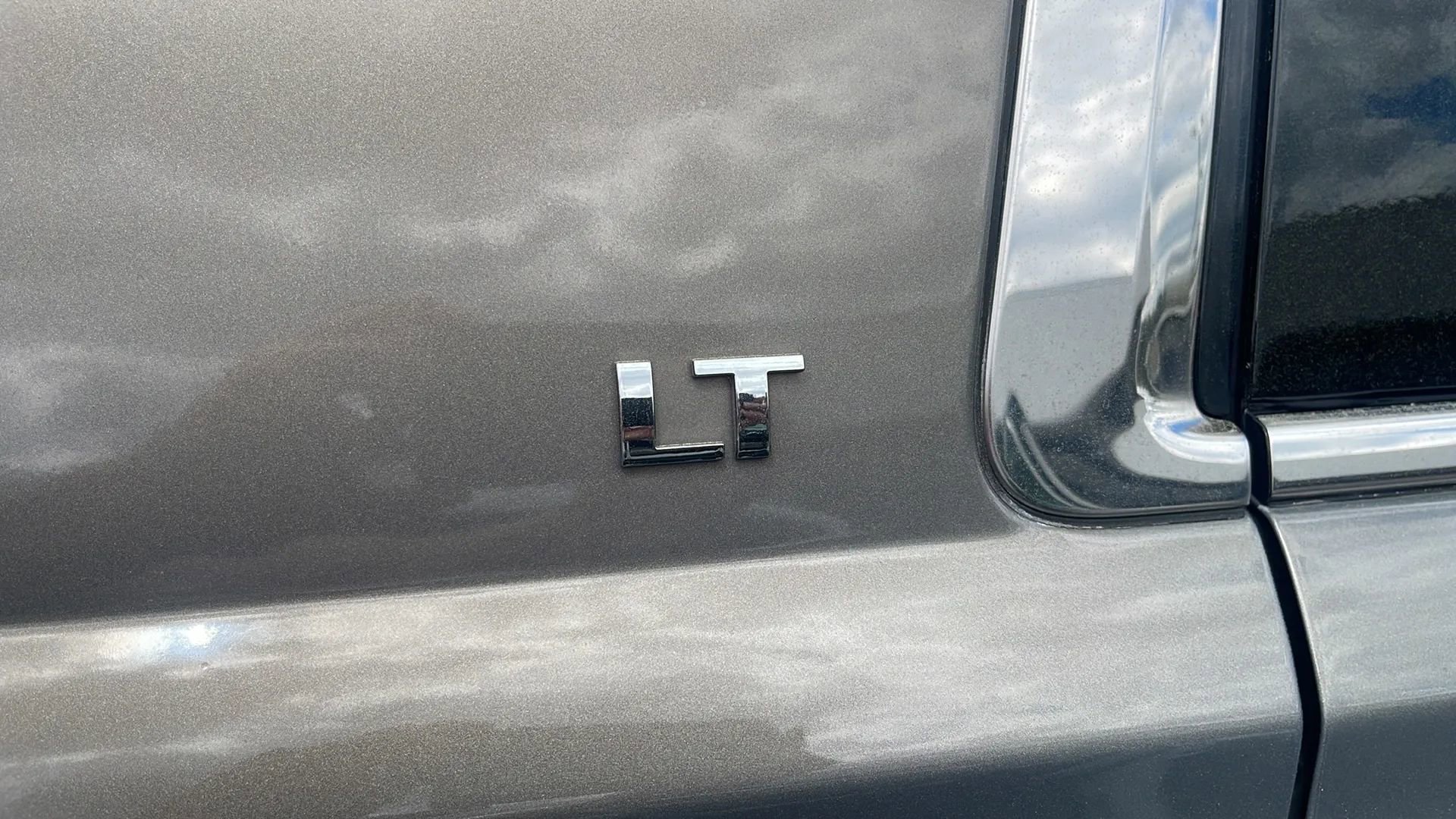 Used 2017 Chevrolet Suburban LT w/ LT Signature Package image 34