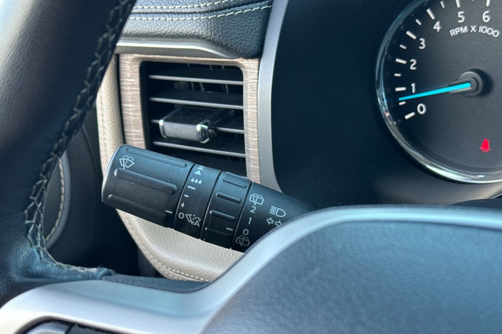 Used 2024 Ford Expedition Limited image 36