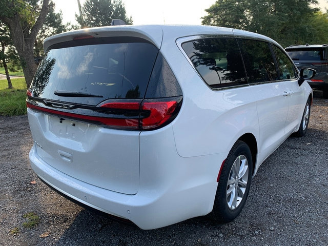 New 2027 Chrysler Pacifica Select FWD image 6